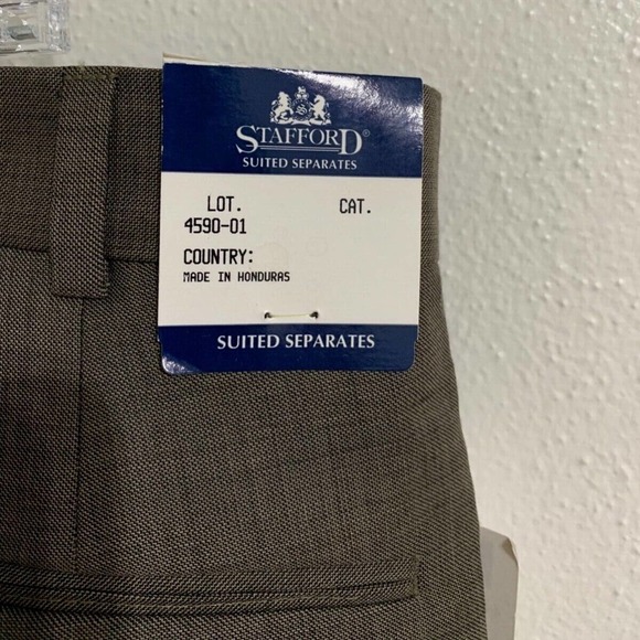 (T24) NWT Stafford brown mens pleated & cuffed dress pant, 44Wx32L, flaw noted - Picture 6 of 10